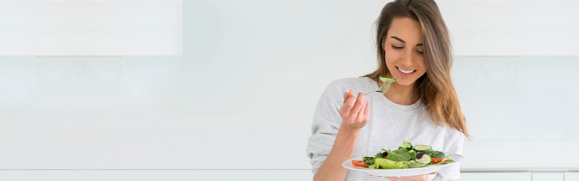 Žena jede salatu