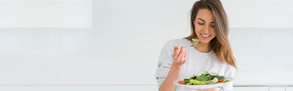 Žena jede salatu